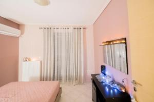 Giường trong phòng chung tại Sparta View Apartments Anthemis Boutique B1 +21 ảnh
