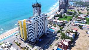 - une vue aérienne sur un bâtiment sur la plage dans l'établissement Departamento cerca del Malecón, à Mazatlán