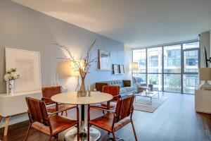 una sala de estar con una mesa y sillas en Luxury 1bedroom 1bath Space Needle, en Seattle