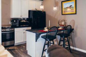 1 Mi to Shops and Eats on Main St New Holland Abode的厨房或小厨房