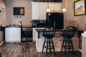 1 Mi to Shops and Eats on Main St New Holland Abode的厨房或小厨房