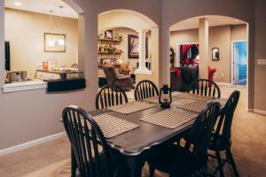1 Mi to Shops and Eats on Main St New Holland Abode的休息区
