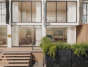 ein Gebäude mit großen Fenstern und einer Treppe in der Unterkunft Brada Collection Stays in Guadalajara