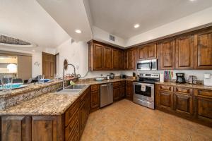 Kuchyň nebo kuchyňský kout v ubytování Bella Sirena 2BR 2BA 3rd Floor Ocean View B301