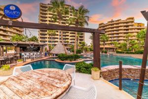 Bazén v ubytování Bella Sirena 2BR 2BA 3rd Floor Ocean View B301 nebo v jeho okolí