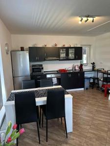 Kuchyň nebo kuchyňský kout v ubytování Apartmány Na Rozcestí