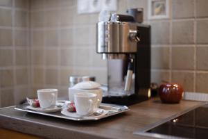 Zestaw do parzenia kawy i herbaty w obiekcie Apartmenthaus Esther