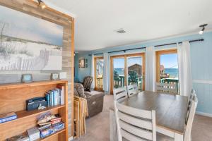 ein Esszimmer und ein Wohnzimmer mit Tisch und Stühlen in der Unterkunft Amazing View in Nags Head