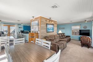 ein Wohnzimmer mit Sofa und Tisch in der Unterkunft Amazing View in Nags Head + 18 Fotos