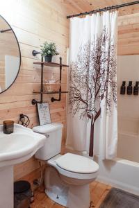 une salle de bain avec toilettes et un rideau de douche en forme d'arbre dans l'établissement Family-Friendly 3BR Cabin with Mountain Views, Near Trails & Skiing, à Spruce Pine