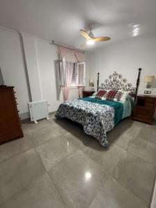 ラ・リネア・デ・ラ・コンセプションにあるCasa PRECIOSA ideal para familiasのベッドルーム1室(ベッド1台、緑の掛け布団付)