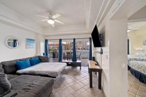 Ένα ή περισσότερα κρεβάτια σε δωμάτιο στο Las Palmas 2BR 2BA Suite Ground Floor- D101