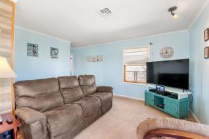 ein Wohnzimmer mit Sofa und Flachbildfernseher in der Unterkunft Amazing View in Nags Head