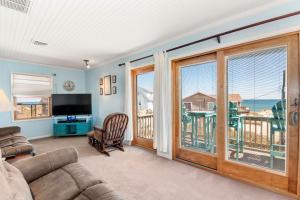 ein Wohnzimmer mit Blick auf das Meer in der Unterkunft Amazing View in Nags Head