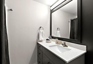 Ένα μπάνιο στο Luxury 3BD Condo DT Minneapolis +14 φωτογραφίες