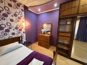 Una cama o camas en una habitación de SDD Brothers - Дом с балконом в сердце Тбилиси