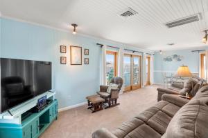 ein Wohnzimmer mit Sofa und Flachbildfernseher in der Unterkunft Amazing View in Nags Head