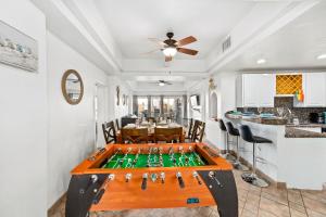 una mesa de billar en medio de un comedor en Las Palmas 2BD 2BA Suite Ground Floor- B101, en Campo del Medio