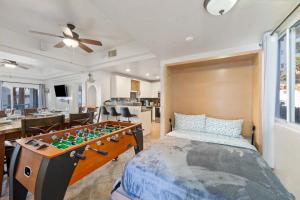 1 dormitorio con futbolín en una habitación en Las Palmas 2BD 2BA Suite Ground Floor- B101, en Campo del Medio