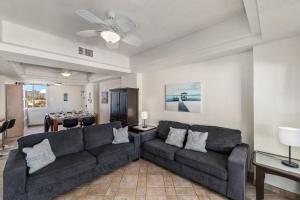 Χώρος καθιστικού στο Las Palmas 2BR 2BA Suite 3rd FL Ocean View- B301