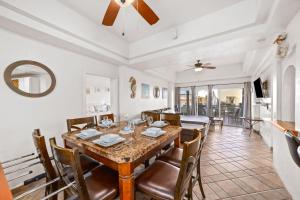 Un comedor con mesa y sillas en Las Palmas 2BD 2BA Suite Ground Floor- B101, en Campo del Medio 54 fotos más