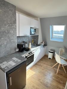 Kuchyňa alebo kuchynka v ubytovaní Superbe Logement Vue Cathédrale