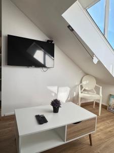 Televízia a/alebo spoločenská miestnosť v ubytovaní Superbe Logement Vue Cathédrale