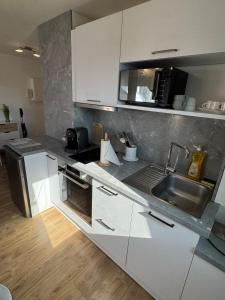 Kuchyňa alebo kuchynka v ubytovaní Superbe Logement Vue Cathédrale