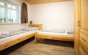 Łóżko lub łóżka w pokoju w obiekcie Apartmenthaus Esther