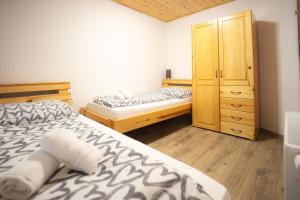 Łóżko lub łóżka w pokoju w obiekcie Apartmenthaus Esther