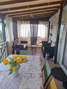 ein Wohnzimmer mit einem Tisch mit Blumen darauf in der Unterkunft Camping le Montourey in Fréjus