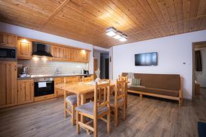 Kuchnia lub aneks kuchenny w obiekcie Apartmenthaus Esther