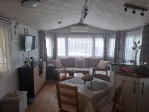 ein Wohnzimmer mit einem Tisch und einem Sofa in der Unterkunft Camping le Montourey in Fréjus