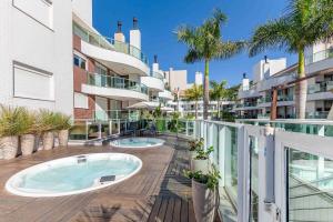 a balcony with two hot tubs on a building at Boulevard: Apto Exclusivo a Passos do Mar in Bombinhas