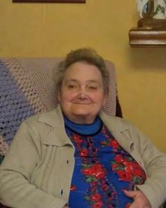 eine Frau, die in Hemd und Krawatte auf einem Stuhl sitzt in der Unterkunft Camping le Montourey in Fréjus