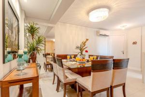 a dining room with a table and chairs at Boulevard: Apto Exclusivo a Passos do Mar in Bombinhas