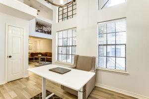 Una cocina o cocineta en Pet-Friendly Condo with Pool Access in Houston