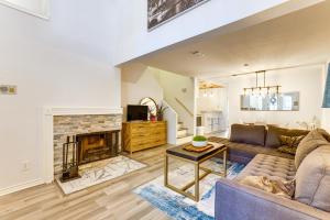Un lugar para sentarse en Pet-Friendly Condo with Pool Access in Houston