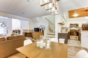 Una cocina o cocineta en Pet-Friendly Condo with Pool Access in Houston