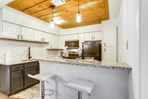 Una cocina o cocineta en Pet-Friendly Condo with Pool Access in Houston