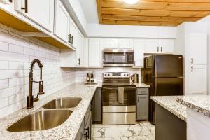 Una cocina o cocineta en Pet-Friendly Condo with Pool Access in Houston