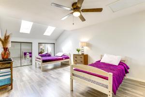 Una cama o camas en una habitación de Pet-Friendly Condo with Pool Access in Houston