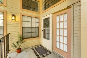 Un balcón o terraza en Pet-Friendly Condo with Pool Access in Houston