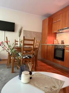 Kuchyň nebo kuchyňský kout v ubytování Николай Желев-Първи ЕООД