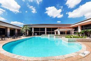 Bazén v ubytování Holiday Inn Port Arthur - Park Central by IHG nebo v jeho okolí