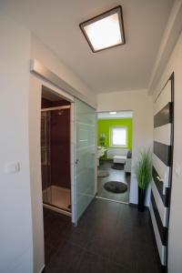 - un couloir avec une porte en verre menant au salon dans l'établissement Apartment Andolsek, à Bohinj