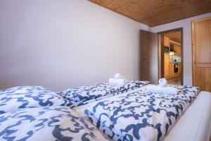 Łóżko lub łóżka w pokoju w obiekcie Apartmenthaus Esther