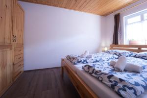 Łóżko lub łóżka w pokoju w obiekcie Apartmenthaus Esther