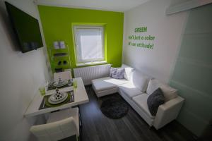 - un salon avec un canapé blanc et une table dans l'établissement Apartment Andolsek, à Bohinj