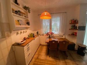une cuisine avec une table et des chaises et une fenêtre dans l'établissement Holiday Home Nova, à Novalja